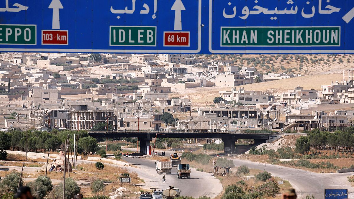 في الطريق الدولي المؤدي إلى إدلب وخان شيخون السوريتين