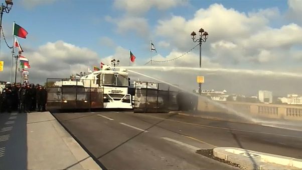 Polícia francesa e manifestantes envolvidos em confrontos Polícia francesa e manifestantes envolvidos em confrontos