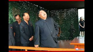 شاهد: الزعيم الكوري يشرف على تجربة "قاذفة صواريخ عملاقة متعددة الفوهات"
