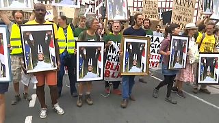 G7-csúcs: lopott Macron-képekkel tüntettek