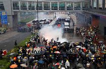 Cañones de agua y gas lacrimógeno para disolver las manifestaciones en Hong Kong