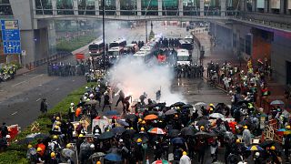 Cañones de agua y gas lacrimógeno para disolver las manifestaciones en Hong Kong
