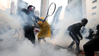Hongkong: oszlatás könnygázzal, vízágyúval