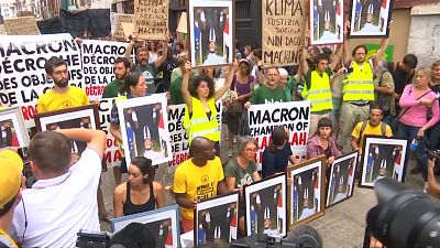 Protesters march in Bayonne carrying stolen portraits of Macron