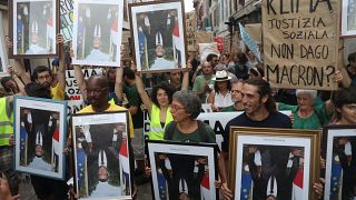Fransa Cumhurbaşkanı Macron'un portrelerini ters çevirerek protesto düzenleyen çevreci aktivistler. Bayonne/Fransa