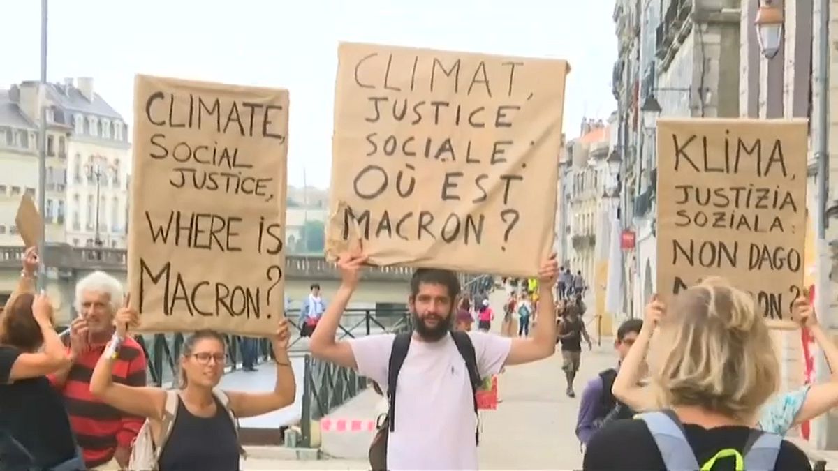 Hivatalokból elvitt portrékkal tüntettek Macron ellen Franciaországban