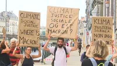 Protest: Macron auf den Kopf gestellt