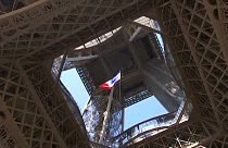 75 ans après, le drapeau français à la tour Eiffel