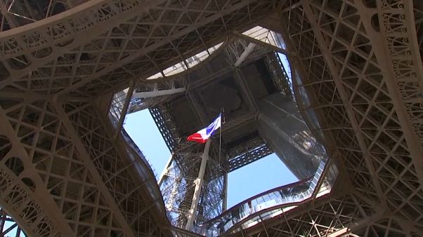 75 ans après, le drapeau français à la tour Eiffel 75 ans après, le drapeau français à la tour Eiffel