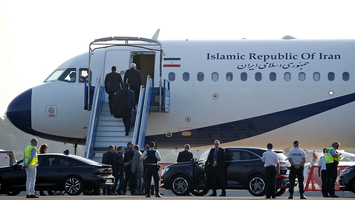 ظریف پس از ۳ ساعت مذاکره و دیدار با ماکرون، به تهران بازگشت