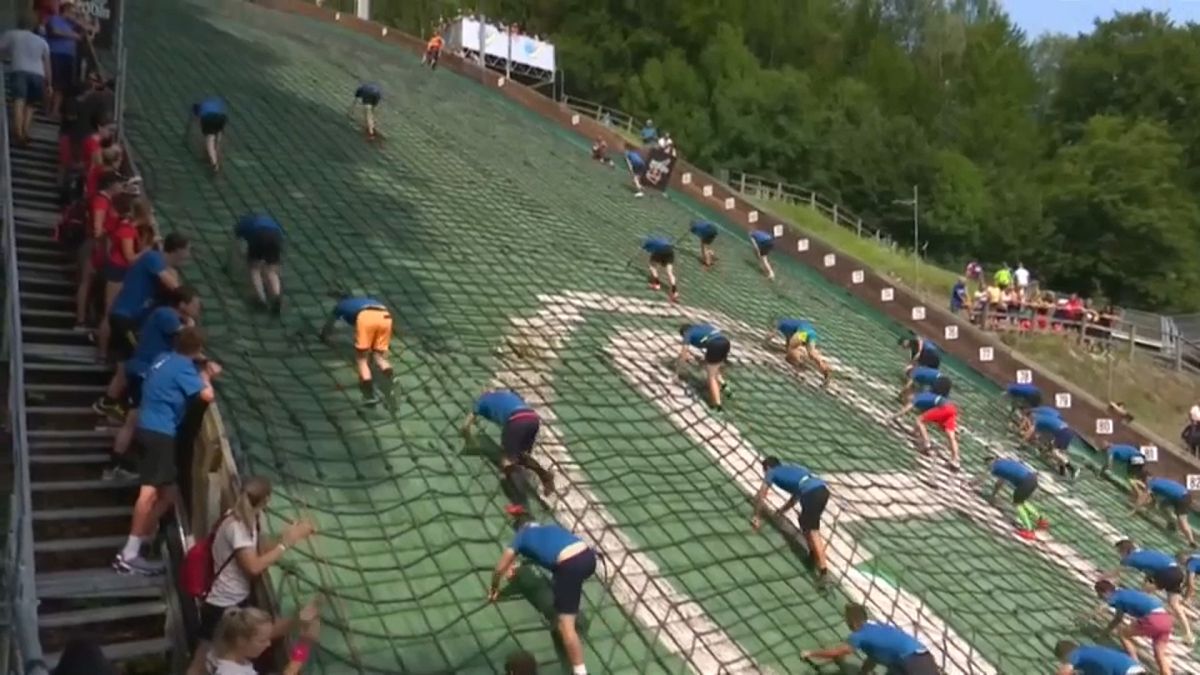شاهد: 1800 رياضي يشاركون في سباق "ال400 متر الأصعب في العالم" 