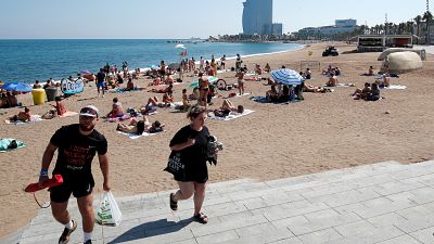 Desalojan una playa de Barcelona tras el hallazgo de un artefacto explosivo en el agua