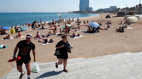Desalojan una playa de Barcelona tras el hallazgo de un artefacto explosivo en el agua Desalojan una playa de Barcelona tras el hallazgo de un artefacto explosivo en el agua