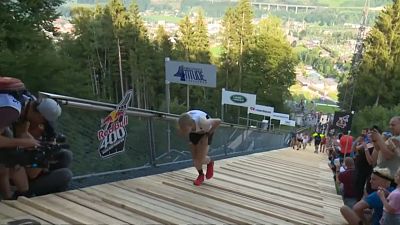 400-Meter-Sprint steil bergauf: Skisprungschanze nach oben rennen, anstatt runterzuflitzen