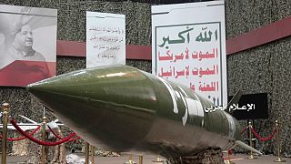 نموذج من صاروخ بدر واحد الذي يزعم الحوثيون أنهم استخدموه في عملية اليوم