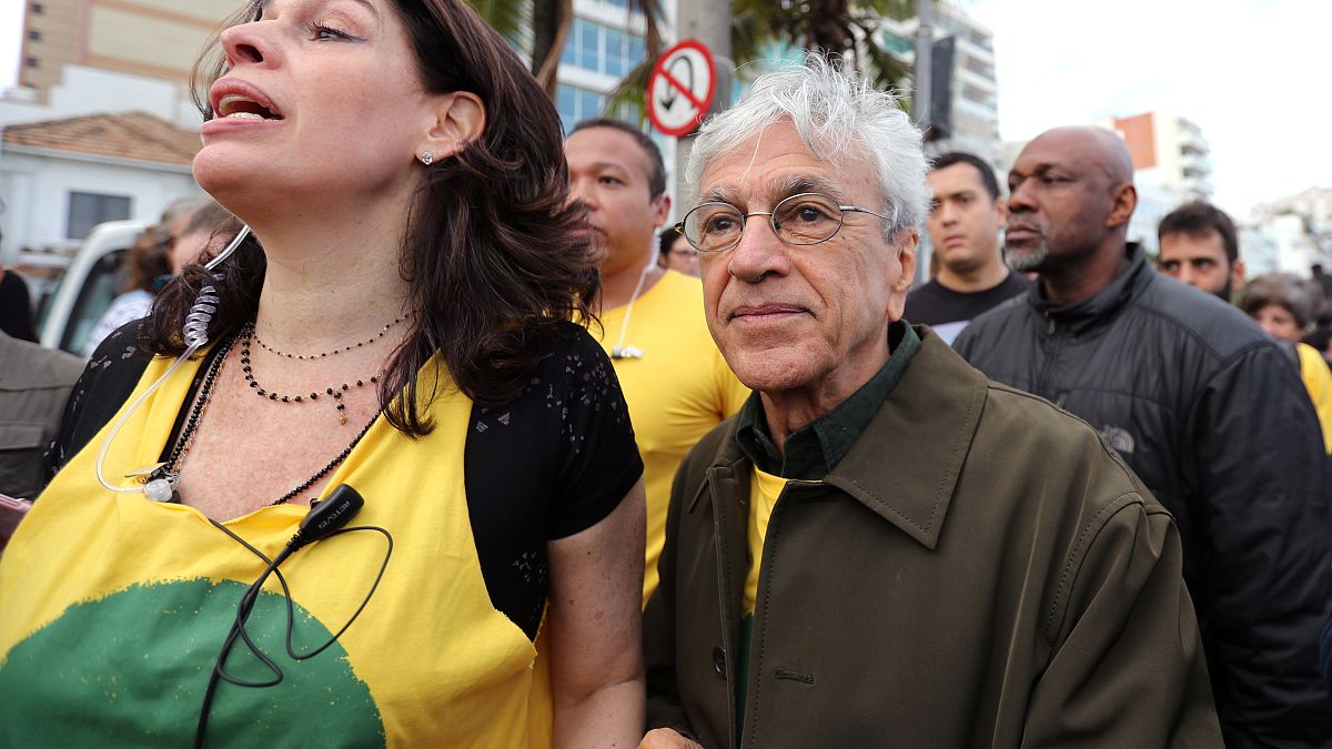 Caetano Veloso entre os manifestantes pela Amazónia