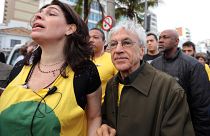 Caetano Veloso entre os manifestantes pela Amazónia