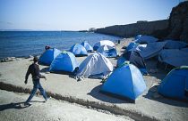 مخيم يضم مهاجرين وطالبي اللجوء في سواحل اليونان