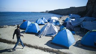 مخيم يضم مهاجرين وطالبي اللجوء في سواحل اليونان