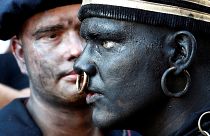 Belgio, "blackface" al festival: polemiche dopo la parata con il "Selvaggio" in catene