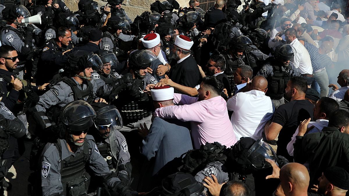 الشرطة الإسرائيلية تشتبك مع مصلين فلسطينيين خلال مواجهات في ساحة المسجد الأقصى بالقدس