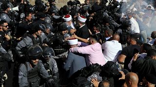 الشرطة الإسرائيلية تشتبك مع مصلين فلسطينيين خلال مواجهات في ساحة المسجد الأقصى بالقدس