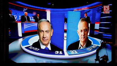 Un écran de télévision affiche les résultats des élections israéliennes