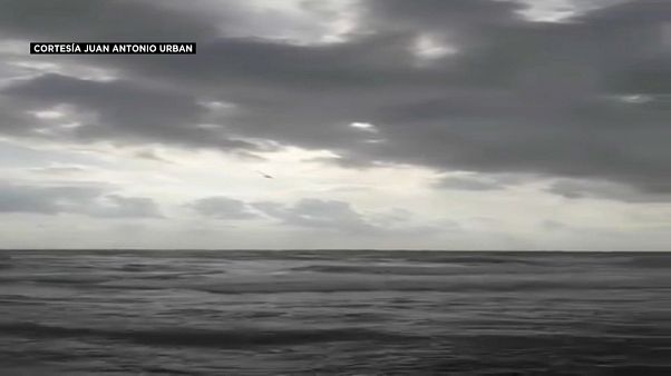 El momento en el que el avión se precipita al mar El momento en el que el avión se precipita al mar