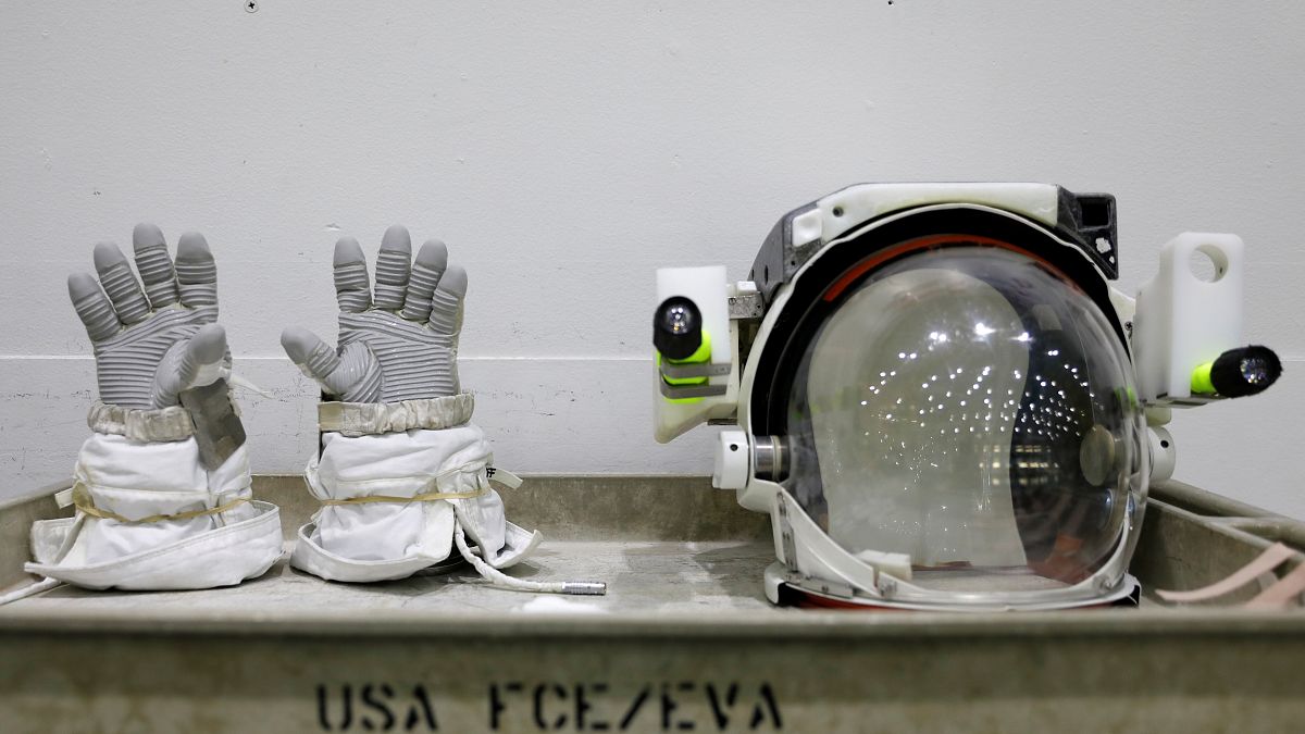 Guanti ed elmetto di un'astronauta americana in mostra al Neutral Buoyancy Laboratory NASA vicino al Johnson Space Center di Houston - REUTERS