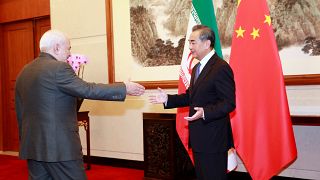 ظریف در پکن: با مقامات چین درباره جلسات خود در فرانسه صحبت می‌کنم