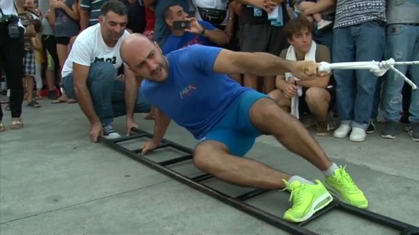 Halterofilista puxa barco apenas com um dedo Halterofilista puxa barco apenas com um dedo