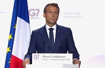 Макрон вступился за супругу