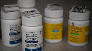 Haşhaştan elde edilen bir ilaç grubu olan opioidler, hem ağrı kesici hem de uyuşturucu olarak kullanılıyor