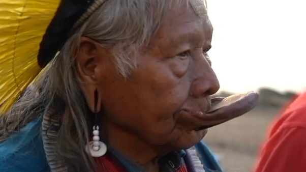 Indigener Häuptling Raoni dankt G7 und stellt sich gegen Bolsonaro Indigener Häuptling Raoni dankt G7 und stellt sich gegen Bolsonaro