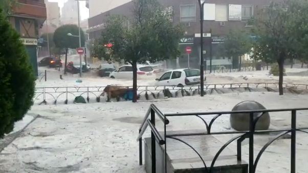Una enorme tormenta de lluvia y granizo causa estragos en Madrid Una enorme tormenta de lluvia y granizo causa estragos en Madrid