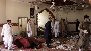 أفراد من فرقة الكشف عن المتفجرات في مسرح انفجار بمسجد في باكستان