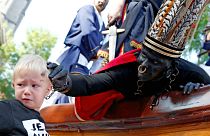 Belçika'da ırkçılık tartışması: 'Vahşi' figürü makyajla siyaha boyandı, prangaya vuruldu