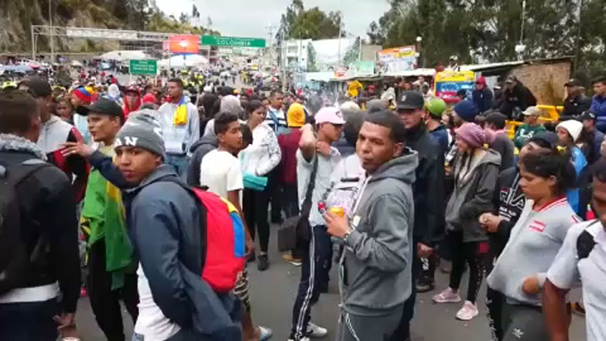 Feltorlódtak a határon a menekülő venezuelaiak