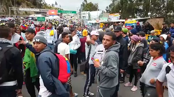 Feltorlódtak a határon a menekülő venezuelaiak Feltorlódtak a határon a menekülő venezuelaiak