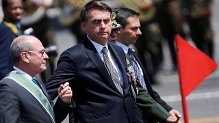 Volte-face de Bolsonaro, qui accepte finalement une aide de l'étranger