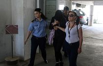 سائحة بريطانية اتهمت 12 شابا إسرائيليا باغتصابها خارج محكمة في باراليمني بقبرص