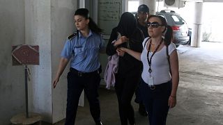 سائحة بريطانية اتهمت 12 شابا إسرائيليا باغتصابها خارج محكمة في باراليمني بقبرص