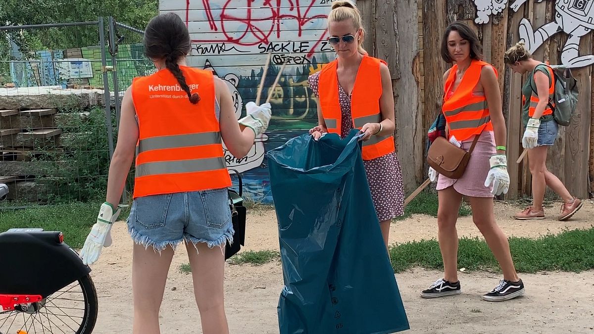Putzen im Park: Touristen machen Berlin sauber