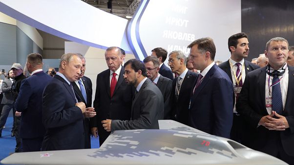 Putin ile Erdoğan Moskova'daki fuarda yeni nesil Rus savaş uçağını inceledi Putin ile Erdoğan Moskova'daki fuarda yeni nesil Rus savaş uçağını inceledi