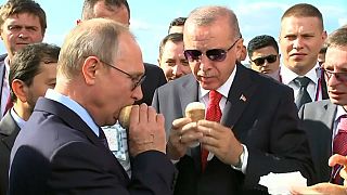 أردوغان وبوتين يتناولان المثلجات