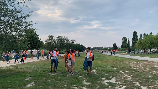 Turisták szedik a szemetet Berlin parkjaiban Turisták szedik a szemetet Berlin parkjaiban