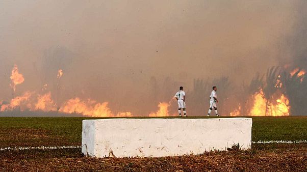 Brasile, le fiamme della foresta amazzonica circondano il campo, partita di calcio interrotta Brasile, le fiamme della foresta amazzonica circondano il campo, partita di calcio interrotta