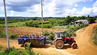 Traktor viszi a medencét a kubai gyerekeknek