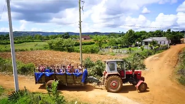 Traktor viszi a medencét a kubai gyerekeknek Traktor viszi a medencét a kubai gyerekeknek