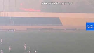Amazonie : le feu interrompt un match de football (vidéo)
